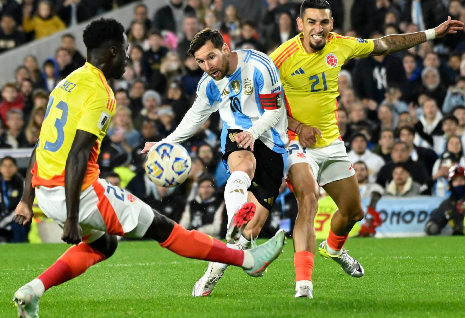 开云体育APP下载-阿根廷男篮爆冷法国男篮，拉文统治全场