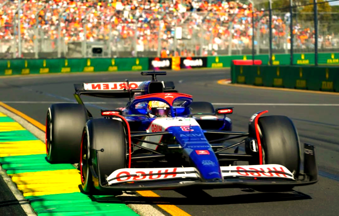 红牛车队完胜雷诺车队，塞恩斯带队取胜